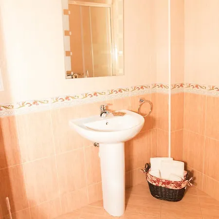 米兰达芬达泰拉旅馆 2* 菲尼斯特雷